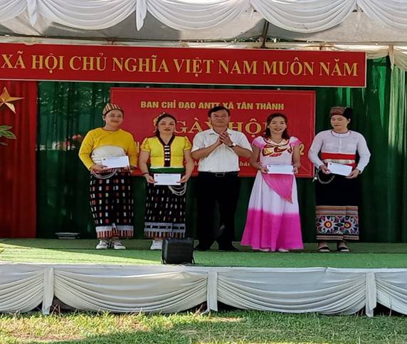 Tặng quà nhân Ngày hội toàn dân bảo vệ ANTQ tại xã Tân Thành